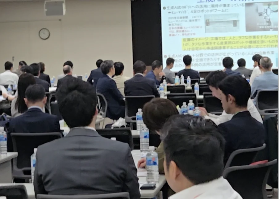 Honorsの月次勉強会で講演を聞く参加者