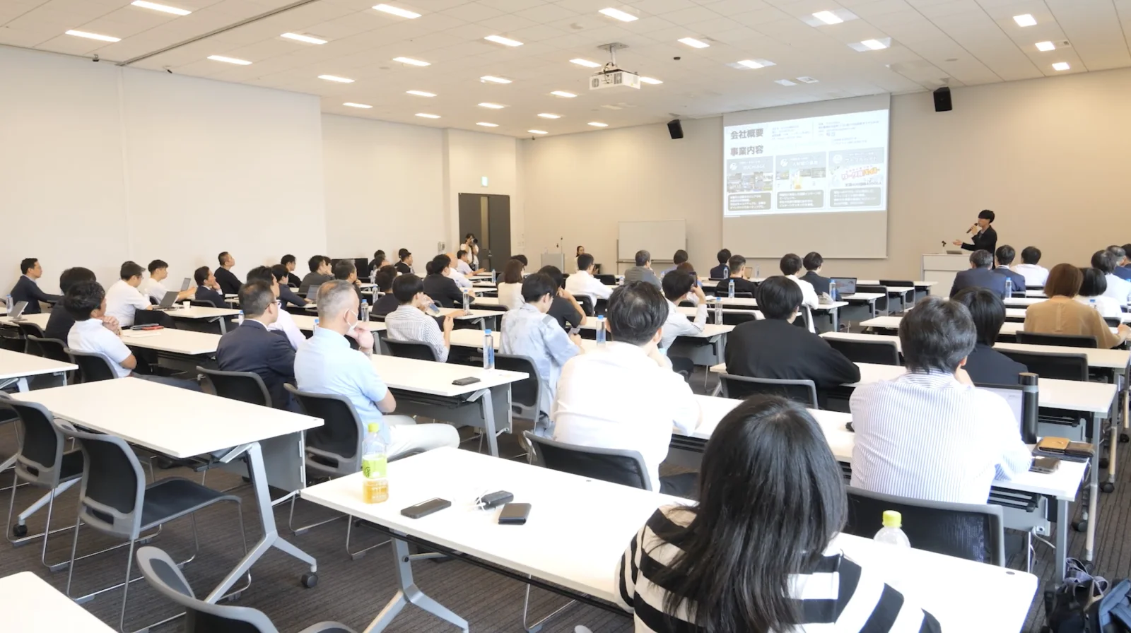 全国カンファレンスの会場で講演を聞く参加者